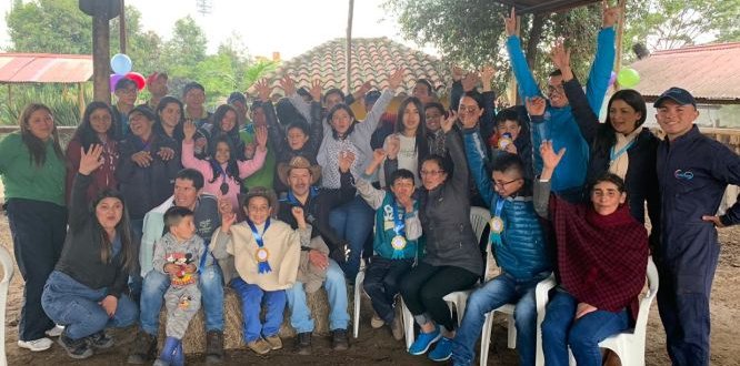 Grupo de niños, niñas, padres, cuidadores y funcionarios en el cierre del proyecto