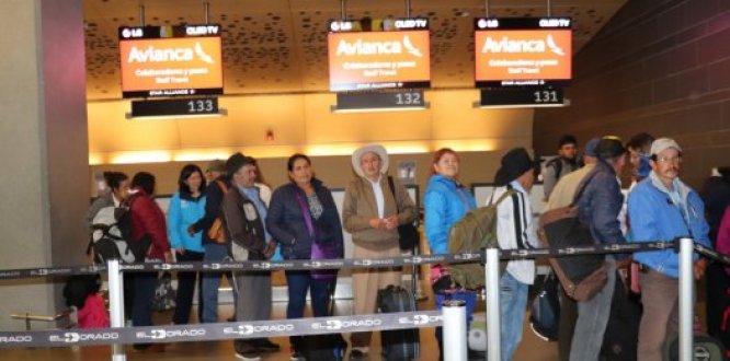 adulto mayor haciendo fila 