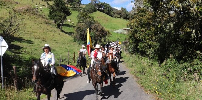 Aproximadamente 215 caballistas hicieron parte de la cabalgata