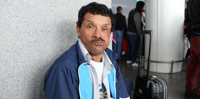 Sumapaceño con discapacidad listo para abordar el avión