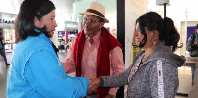 alcaldesa con los abuielo s