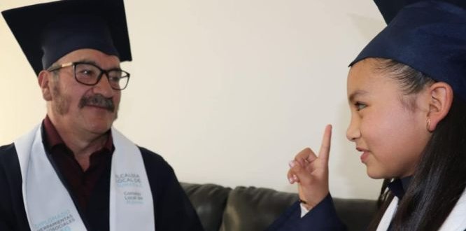 Adultos y niños conversando sobre lo aprendido en el diplomado