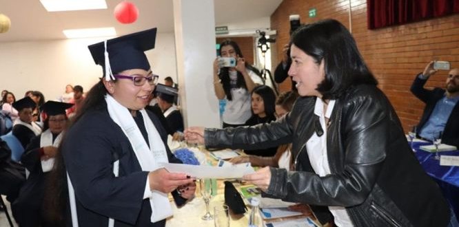 Alcaldesa Francy Liliana haciendo entrega de diplomas