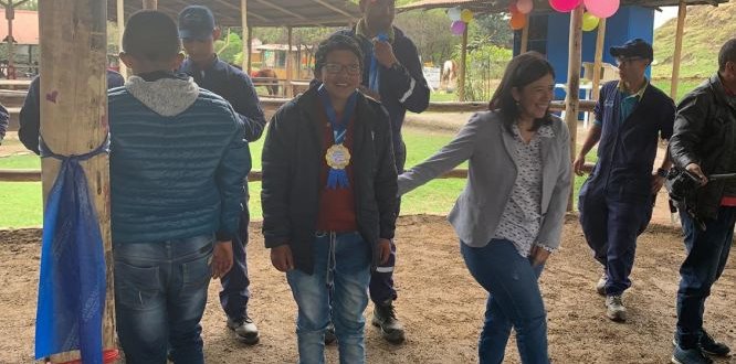 Alcaldesa Francy Liliana compartiendo junto a los niños en el cierre