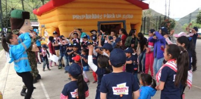 Niños y niñas de Sumapaz participando del día de Bomberitos en el Territorio