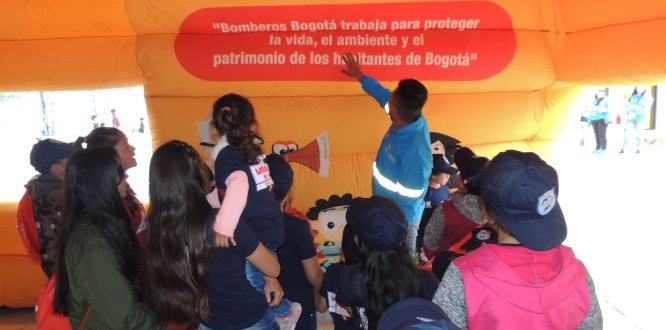 Niños y niñas de Sumapaz participando del día de Bomberitos en el Territorio