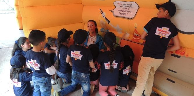 Niños y niñas de Sumapaz participando del día de Bomberitos en el Territorio