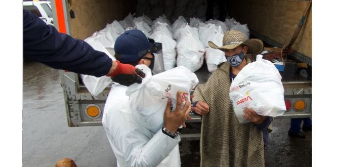 Funcionario entregando mercado a campesino #BogotáSolidariaEnCasa