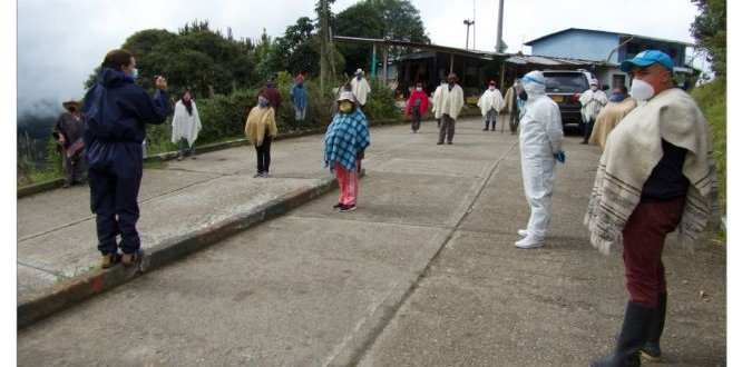 Sumapaceños atendiendo los protocolos de seguridad para recibir sus mercados #BogotáSolidariaEnCasa