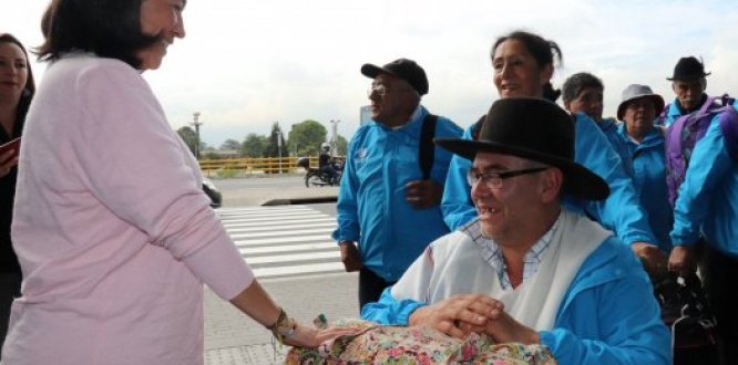 Alcaldesa Francy Liliana Murcia recibiendo a los habitantes beneficiarios del programa