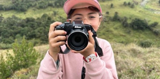 Foto estudiante Escuela de Biodiversidad. Imagen capturada en el páramo de Sumapaz.