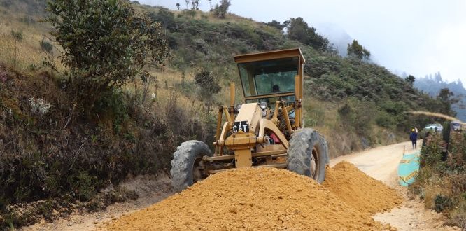 Maquinaria trabajando en vías locales