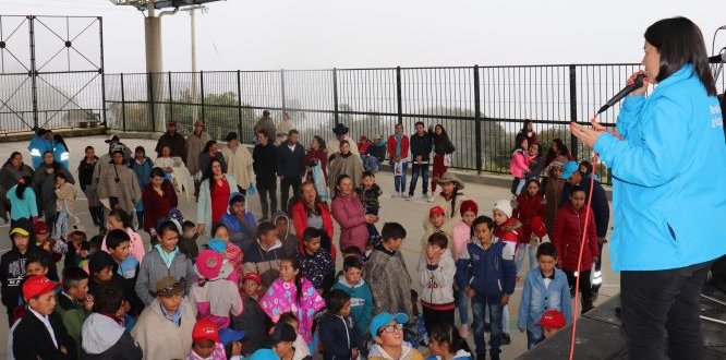 La alcaldesa local refiriéndose a la comunidad La alcaldesa local refiriéndose a la comunidad