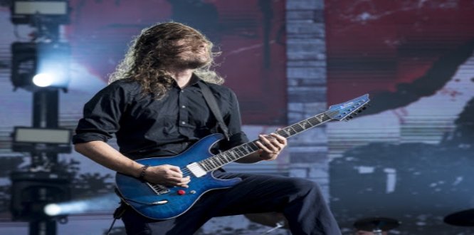 Hombre tocando guitarra en Festival Idartes en casa