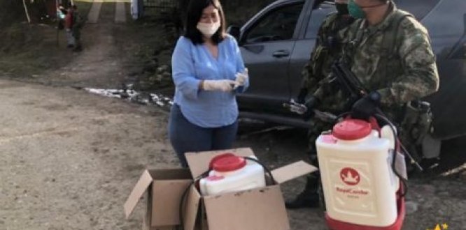 Alcaldesa Local entregando los equipos para desinfección vehicular