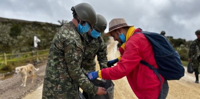 Foto tomada en Sumapaz, recolección de residuos en el páramo Foto tomada en Sumapaz