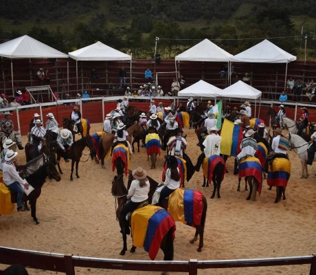 La comunidad participó de la cabalgata, que finalizó en el centro poblado de Betania